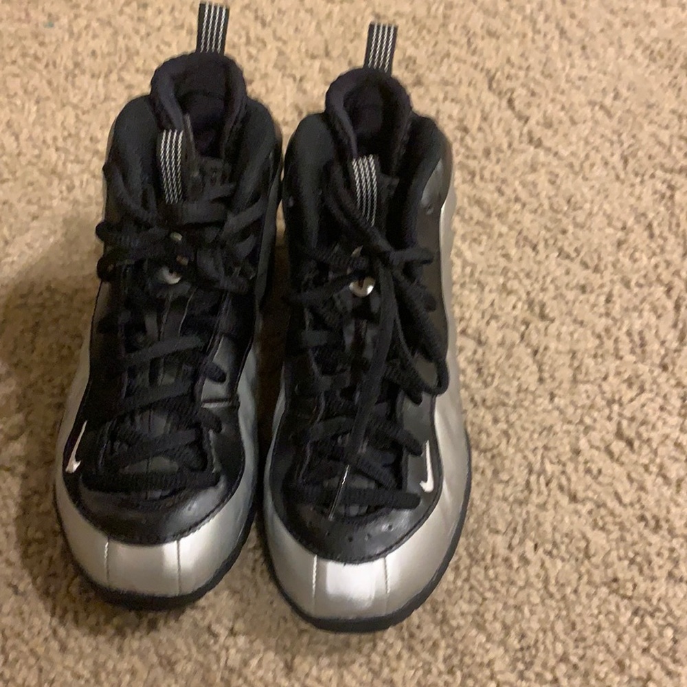 Brand new nikes just in time for back to school🍎